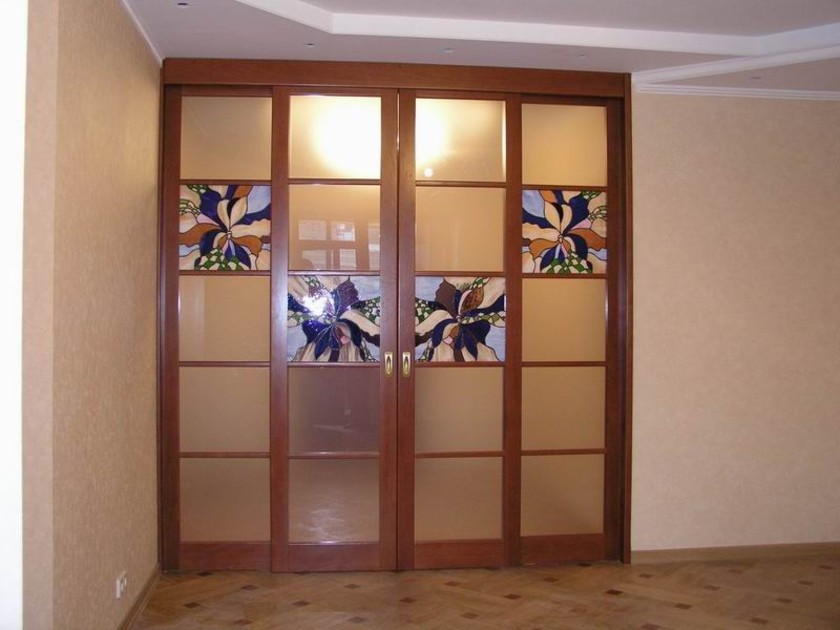 Перегородка с цветными стеклянными вставками Новоалтайск