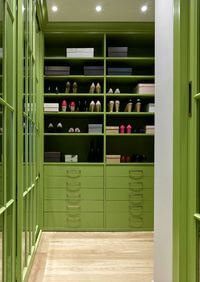 Г-образная гардеробная комната в зеленом цвете Новоалтайск